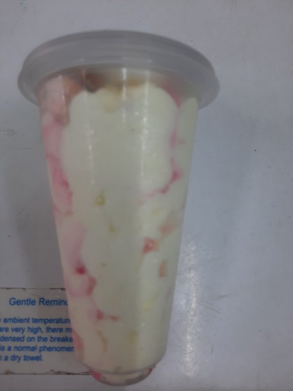 Party cup aiskrim perisa vanila dengan sos perisa raspberi 135ml